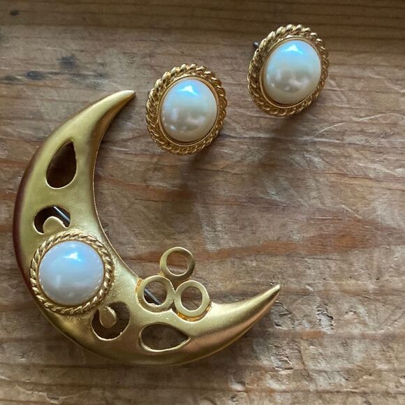 💛 Vintage HTF Vendome Crescent Moon Brooch & Pearl Earring Set - Picture 1 of 6